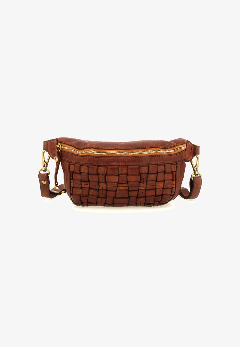 Borsa a tracolla in pelle marrone con frontale a trama intrecciata, cerniera dorata e tracolla regolabile con ganci dorati, su sfondo bianco.