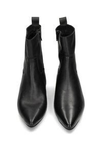 Stivali ankle in pelle nera con punta appuntita, chiusura con zip sul lato e due stringhe nella parte superiore per un'indossabilità facile. Texture liscia.