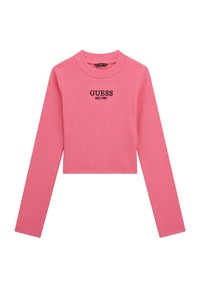 Crop top a maniche lunghe rosa realizzato in tessuto a coste, con scollo rotondo e il testo ricamato "GUESS EST.1981" sul davanti.