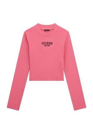 Crop top a maniche lunghe rosa realizzato in tessuto a coste, con scollo rotondo e il testo ricamato "GUESS EST.1981" sul davanti.