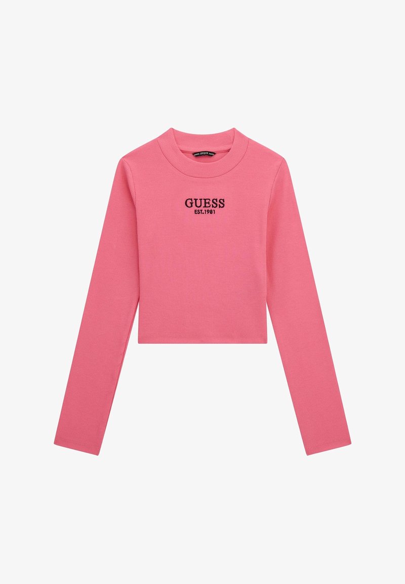 Crop top a maniche lunghe rosa realizzato in tessuto a coste, con scollo rotondo e il testo ricamato "GUESS EST.1981" sul davanti.
