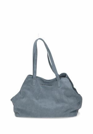 Sac fourre-tout en daim bleu muted, avec deux longues poignées, texture douce et nom de la marque embossé sur le devant. Forme non structurée avec grande ouverture.