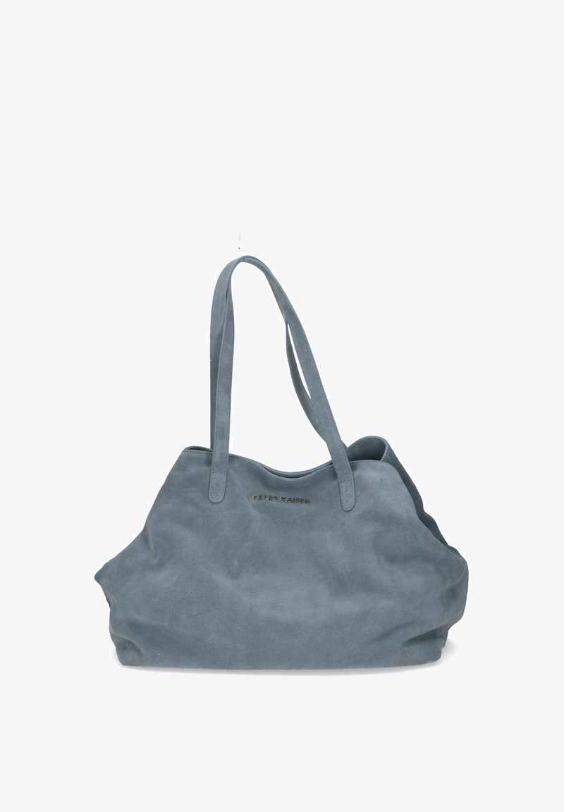 Suede håndtaske i afdæmpet blå, med to lange håndtag, blød tekstur og præget mærkenavn på forsiden. Ustruktureret form med stor åbning.