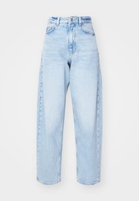 Jasnoniebieskie dżinsy w stylu high-waisted wykonane z denimu, z prostymi nogawkami, subtelnym przetarciem i pięcioma kieszeniami.