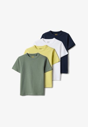 Vier schlichte kurzärmelige T-Shirts mit Rundhalsausschnitt in Olivgrün, Pastellgelb, Weiß und Marineblau, übereinander in versetzter Anordnung.