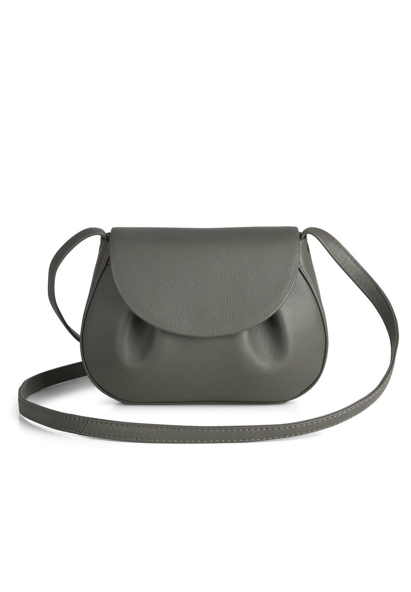 Grå läder crossbody-väska med en rundad form, plisserade detaljer och en klaffstängning. Har ett smalt axelband.