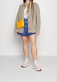 ONLY Carmakoma Bomberjacka - khaki