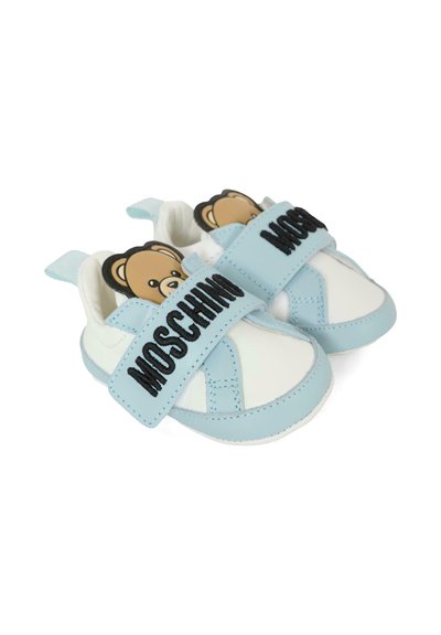 Scarpe da ginnastica per bambini blu e bianche con design di orsetti, dotate di strappi in velcro neri con la scritta "MOSCHINO" e una suola in gomma texturizzata.