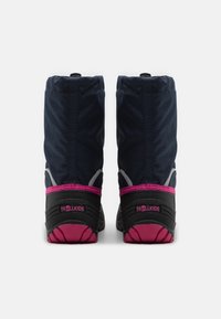 Námořnické modré voděodolné zimní boty s polstrovaným svrškem, růžovými akcenty, černou gumovou podrážkou a zesílenou patou pro zvýšenou odolnost.