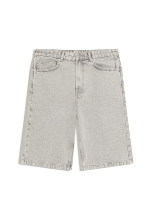 Světle šedé džínové kraťasy s předním knoflíkem a zipem, poutky na pásek a pětikapsovým designem, položeny na bílé pozadí.