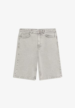 Světle šedé džínové kraťasy s předním knoflíkem a zipem, poutky na pásek a pětikapsovým designem, položeny na bílé pozadí.