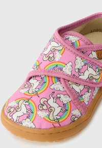 Różowe buty z tkaniny z nadrukiem jednorożca i tęczy, z krzyżowym zapięciem, gumową podeszwą i strukturalną powierzchnią.