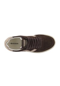 Sneaker in camoscio marrone con tomaia testurizzata, accenti crema, punta rotonda e lacci piatti. Presenta fori per la traspirabilità e suola in gomma.