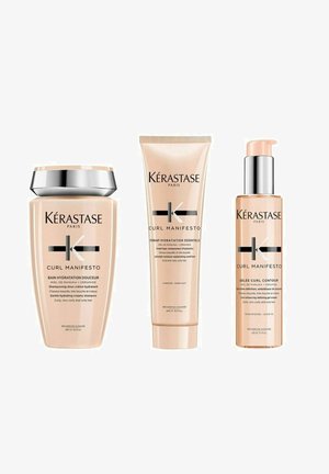 Kérastase Curl Manifesto Set: pinke Verpackung mit schwarzen und silbernen Akzenten; beinhaltet ein Shampoo, einen Conditioner und eine Lockencreme zur Hydratation und Definition.