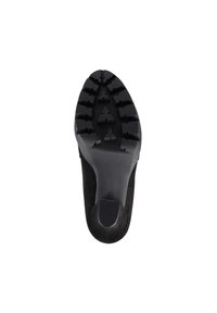 Suela de zapato de ante negro con profundas perfiles para agarre. Presenta una forma redondeada y un tacón ligeramente elevado en la parte trasera para mayor estabilidad.