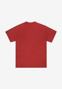 Czerwona koszulka z krótkim rękawem wykonana z bawełny, z okrągłym dekoltem, luźnym krojem i gładką fakturą, bez dodatkowych wzorów czy akcentów.