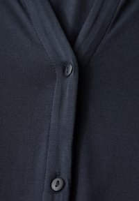 Cardigan blu scuro con tessuto a coste testurizzato, design a V e tre bottoni neri sul davanti per la chiusura.