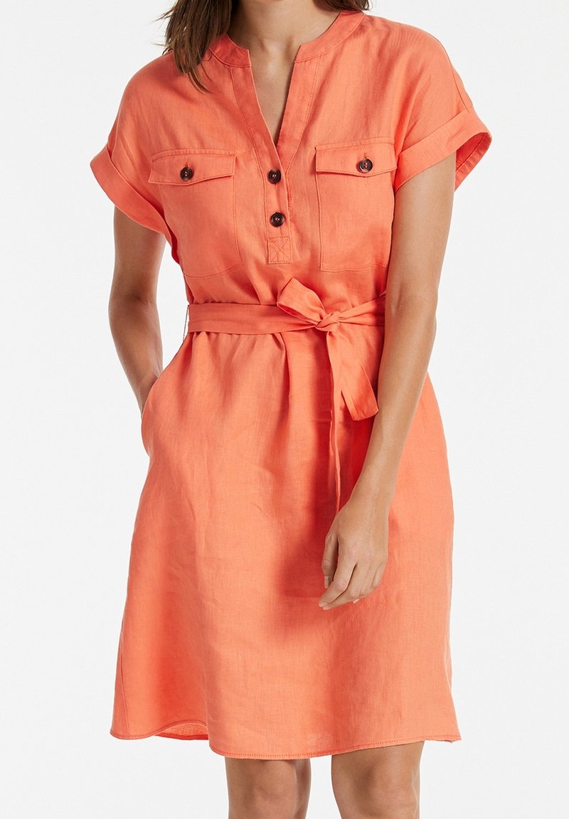 Vestido de lino coral con mangas cortas enrolladas, frente con botones, dos bolsillos en el pecho y un cinturón a juego en la cintura.
