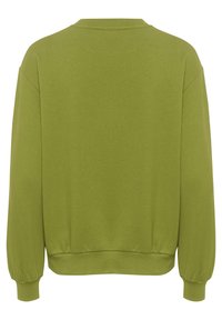 Sudadera de color verde oliva con escote redondo, puños acanalados y dobladillo redondeado. Confeccionada con tela suave y ligera de textura lisa.