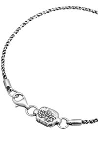 Silverarmband med tvinnad kedje-design, utrustat med ett texturerat spänne med en ros och bladsnitt. Slät, polerad yta.