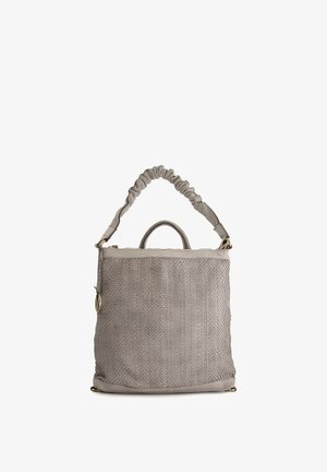 Graue gewobene Stofftasche mit einer weichen Textur, die einen gerafften Tragegriff und einen Reißverschlussverschluss hat. Goldene Hardware-Akzente sind vorhanden.