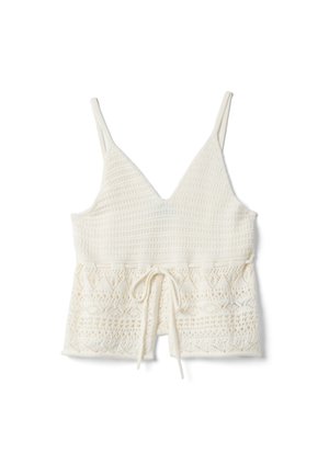 Top blanco sin mangas de crochet con escote en V y lazo ajustable en la cintura, con un patrón detallado de encaje en la mitad inferior.