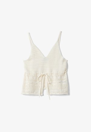 Top blanco sin mangas de crochet con escote en V y lazo ajustable en la cintura, con un patrón detallado de encaje en la mitad inferior.