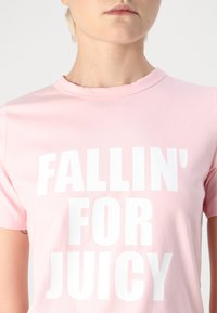 Juicy Couture FALLIN FOR JUICY UNISEX - Majica kratkih rukava s printom - almond blossom