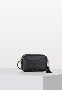 Borsa a tracolla in pelle nera con finiture dorate, chiusura con zip, forma arrotondata, superficie texturizzata e un accento di nappina sul lato.