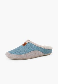 Niebieski kapcie we wzór w rybi ząb z miękkim różowym futerkiem i beżową teksturowaną podeszwą. Zaokrąglony kształt z designem typu slip-on i akcentem w postaci logo.