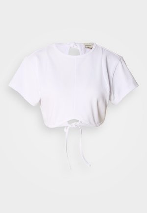T-shirt blanc court en tissu lisse. Présente un col rond, des manches courtes et un cordon de serrage en bas pour des ajustements.