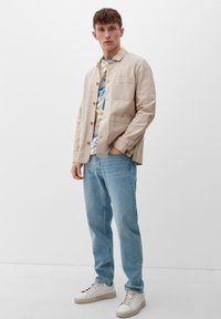 s.Oliver MIT ALLOVER - T-shirt z nadrukiem