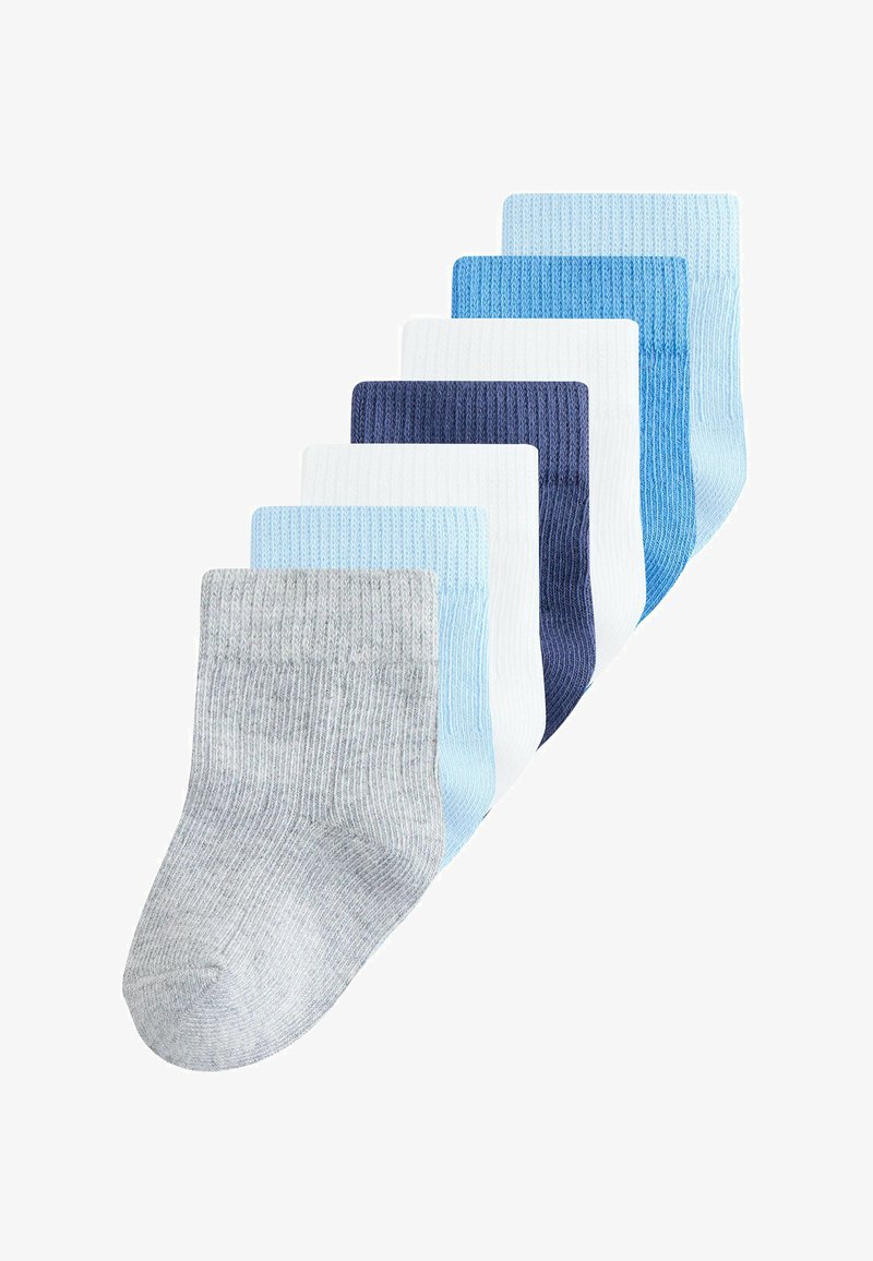 Sept paires de chaussettes bébé côtelées en gris, bleu clair, blanc, bleu marine et bleu moyen, disposées en éventail sur un fond blanc.