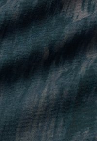 Donkerblauwe textuurstof met een subtiel diagonale ribpatroon, voorzien van vage lichtere strepen en een zachte, gladde afwerking.