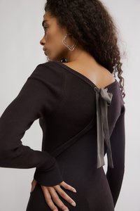 Camisola castanha de malha com mangas compridas, decote largo e um detalhe de fita verde-oliva na parte de trás. Apresenta um design texturizado e ajustado.