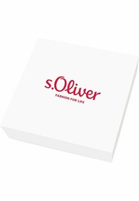 Caja de regalo de cartón blanco con logo impreso en rojo "s.Oliver" y lema "MODA PARA LA VIDA", de forma cuadrada y textura suave. Sin detalles adicionales.