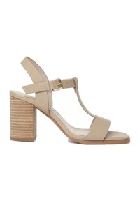 Beige leren sandalen met hak, met een blokhak, T-band ontwerp, verstelbare enkelriem en een gladde textuur. Houtachtige patroon op de hak.