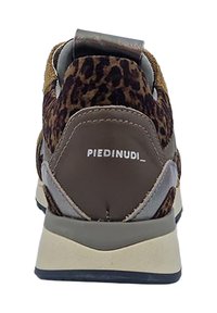 Schoenen met leopardenprint met een bovenwerk van bruin suede, grijze accenten en een voering met demping. Bevat een logo op de hak en een plat vetersysteem.