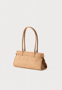 Sac à main en cuir suédé marron caramel avec deux longues poignées, forme structurée, détails de couture discrets et base plate pour la stabilité.