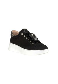 Sneaker in suede nero con suola piatta bianca, occhielli dorati e grande decorazione in cristallo rettangolare sui lacci.