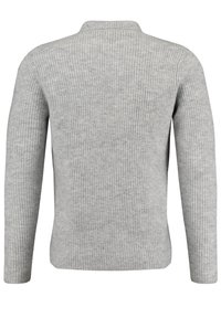 Szary sweter prążkowany z wysokim kołnierzem, długimi rękawami i prostym krojem. Wykonany z miękkiego materiału o fakturowanym wykończeniu.