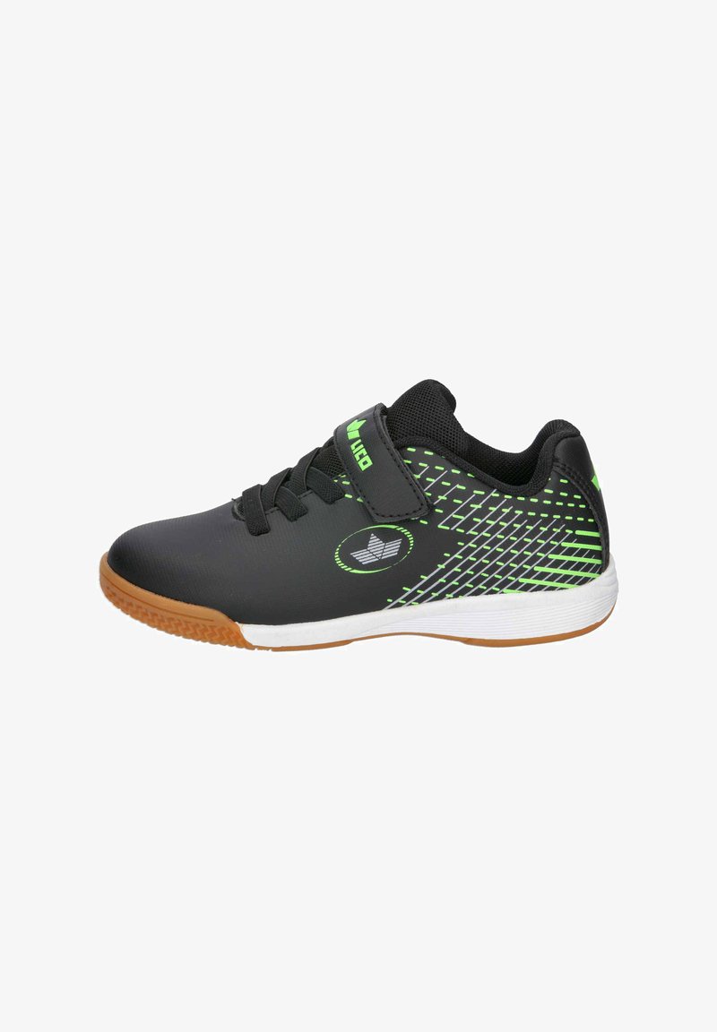 Schwarzer Sportschuh mit grünen Akzenten und diagonalen Linien. Verfügt über eine Gummisohle, Schnürsenkel vorne und einen Klettverschluss zur Sicherung.