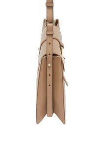 Sac à bandoulière en cuir tan présentant un design structuré avec un rabat supérieur, une bandoulière réglable et des finitions en métal doré. Profil plat avec une texture minimale.
