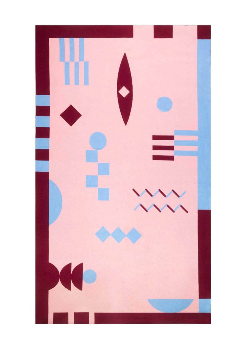 Prostokątna dywan z różowym tłem, zdobiona niebieskimi i bordowymi kształtami geometrycznymi oraz wzorami, w tym liniami, kwadratami i kołami.
