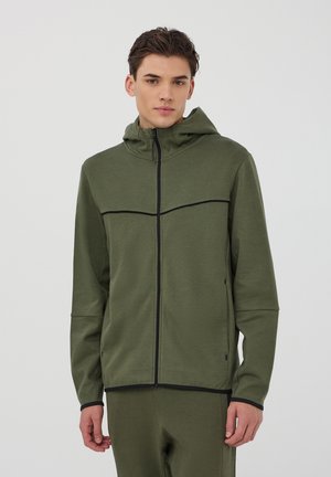 Felpa verde con zip e cappuccio, caratterizzata da dettagli neri sulle spalle e sui polsini. Realizzata in un tessuto morbido, ha una vestibilità comoda e maniche lunghe.