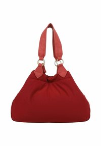 Bolso de tela rojo con forma redondeada y caída. Presenta asas anchas a juego y herrajes plateados que conectan las asas.