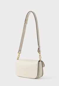 Borsa a tracolla in pelle color crema con forma strutturata, ferrature dorate, tracolla regolabile e bordatura nera a contrasto. Texture liscia, design minimalista.