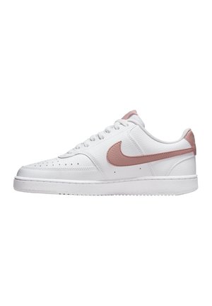 Baskets basses en cuir blanc avec le logo Nike rose, bout perforé, lacets et semelle rembourrée sur fond blanc.