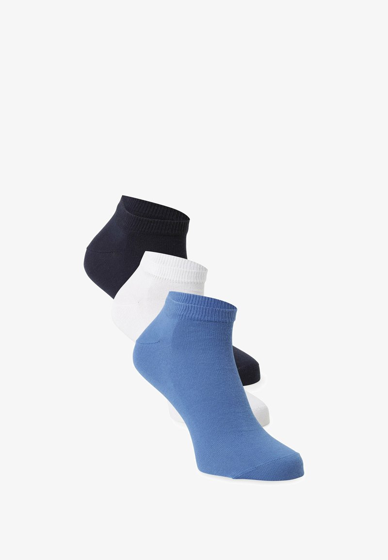 Drei Paar kurze Socken: navy, weiß und blau. Hergestellt aus weichem Stoff mit glatter Textur und geripptem Bund.