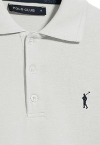 Ljust grå pikétröja i texturerad bomull med en tre-knapps knäppning, prydd med en liten marinblå broderad logotyp på vänster bröst.